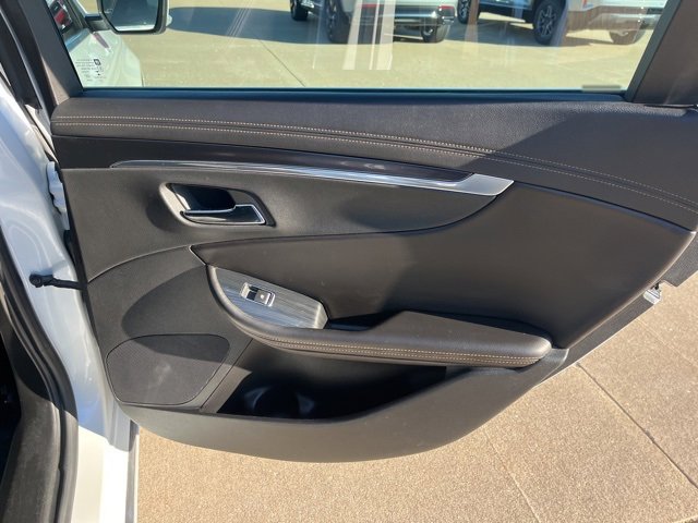 Used 2016 Chevrolet Impala LT w/ Convenience Package image 43