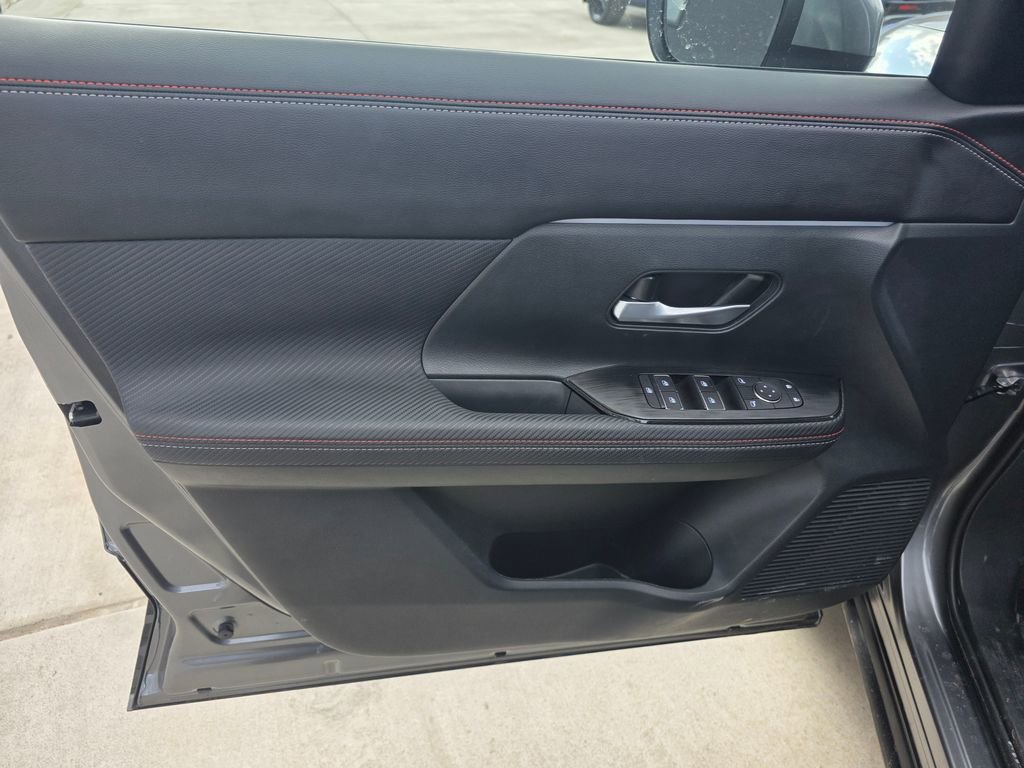 Used 2025 Nissan Kicks SR image 11