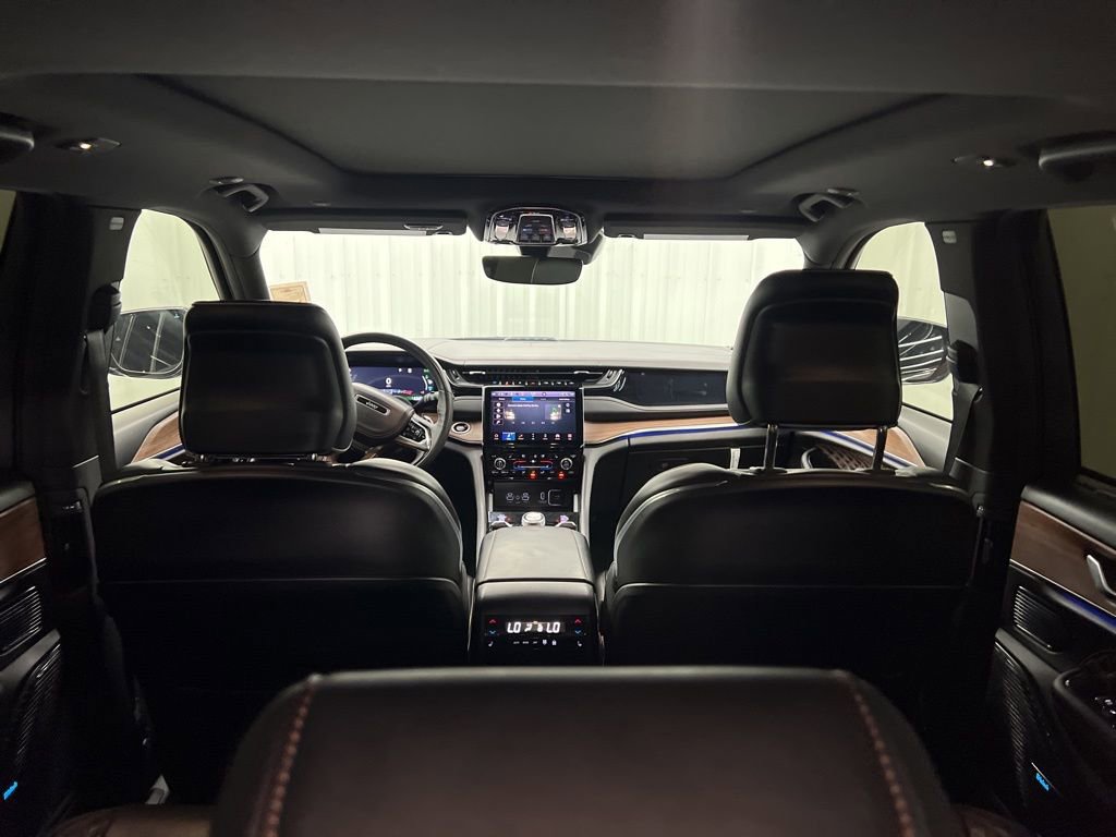 Used 2023 Jeep Grand Cherokee Summit w/ Luxury Tech Group V image 10