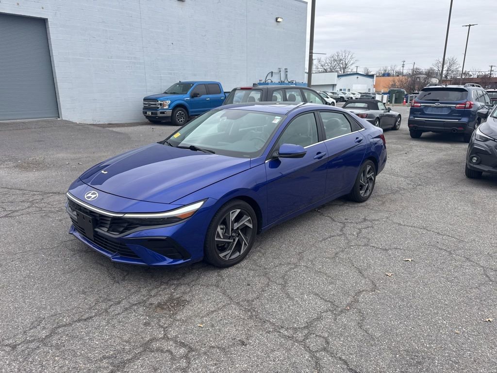 Used 2024 Hyundai Elantra Limited image 3