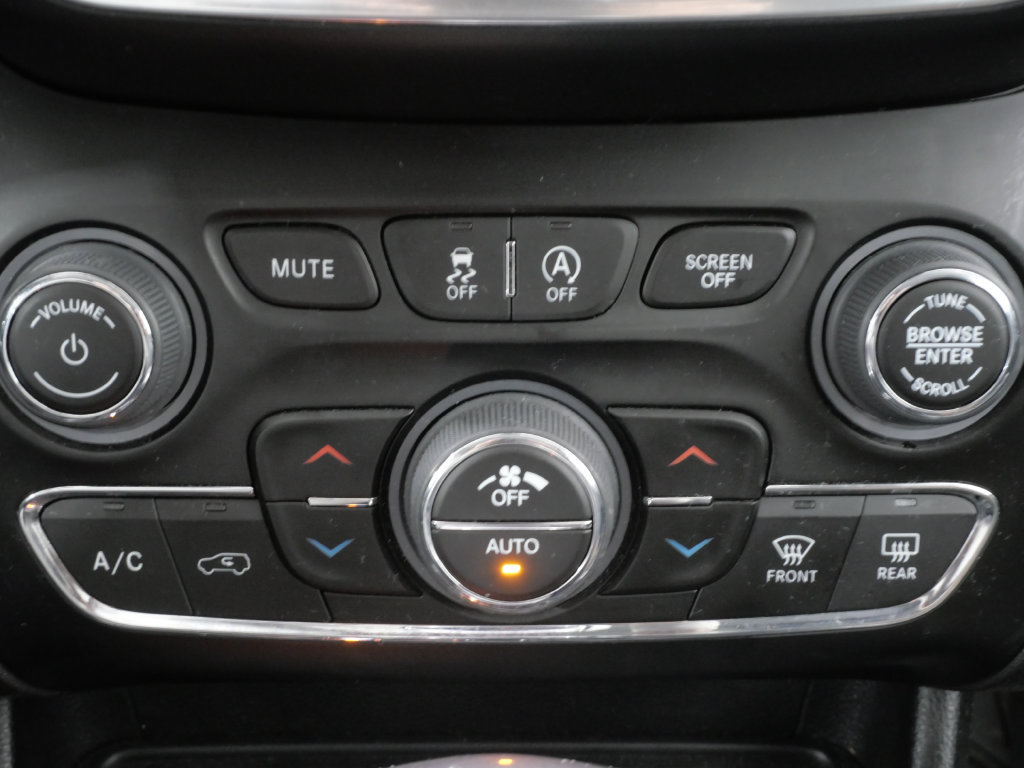 Used 2023 Jeep Cherokee Altitude Lux AWD/4WD image 19