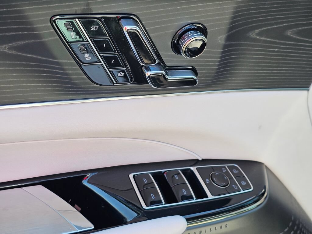 Used 2024 Cadillac Lyriq Luxury AWD/4WD image 33
