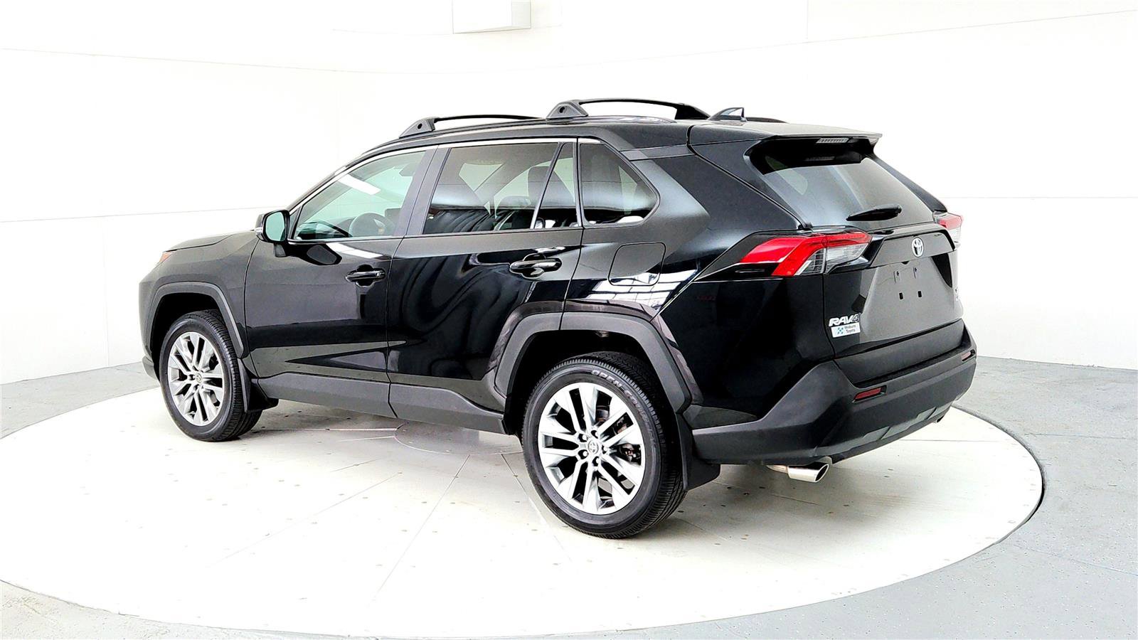 Used 2023 Toyota RAV4 XLE Premium image 4