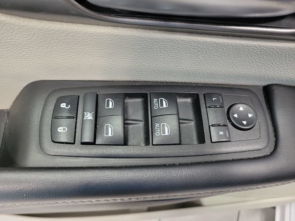 Used 2023 Chrysler Pacifica Touring-L FWD image 33