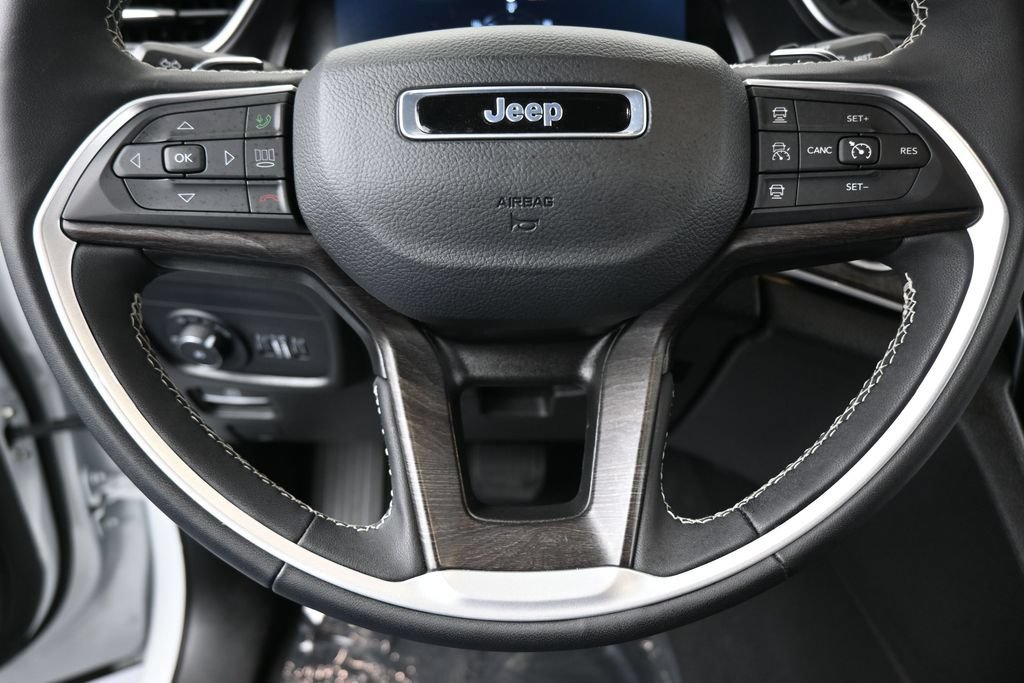 Used 2025 Jeep Grand Cherokee L Limited w/ Black Appearance Package AWD/4WD image 38