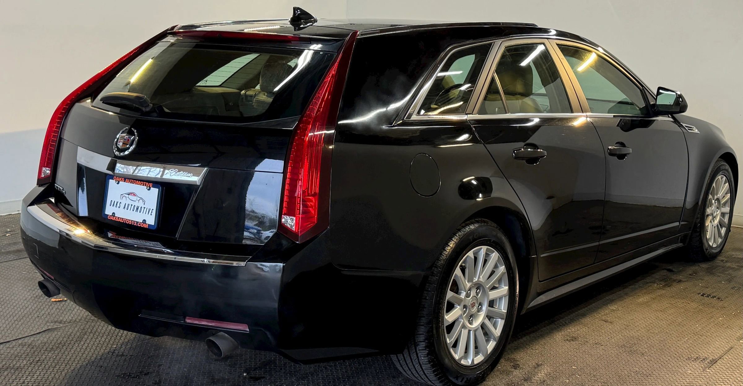 Used 2010 Cadillac CTS AWD Wagon image 5