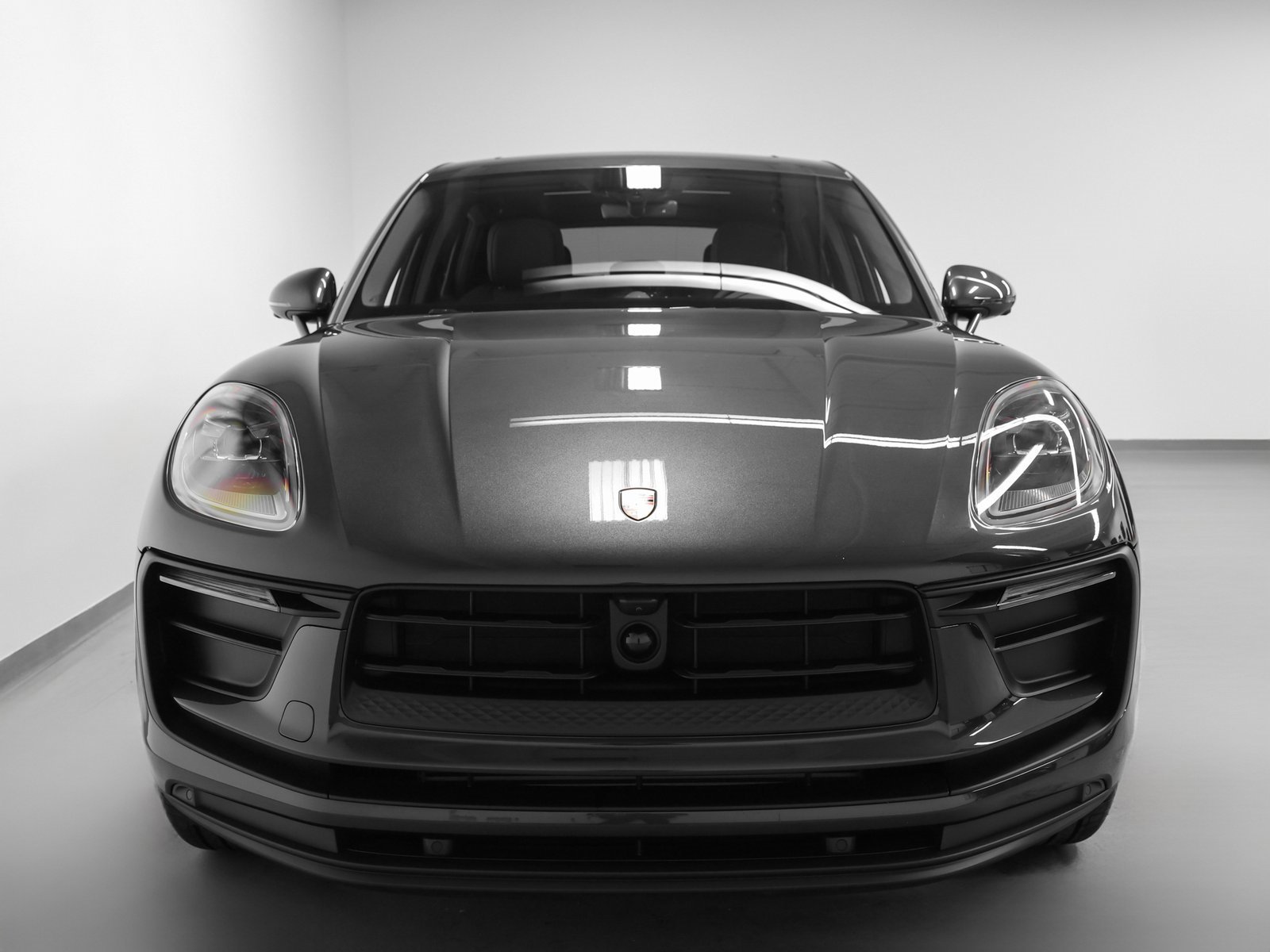 Used 2025 Porsche Macan image 8