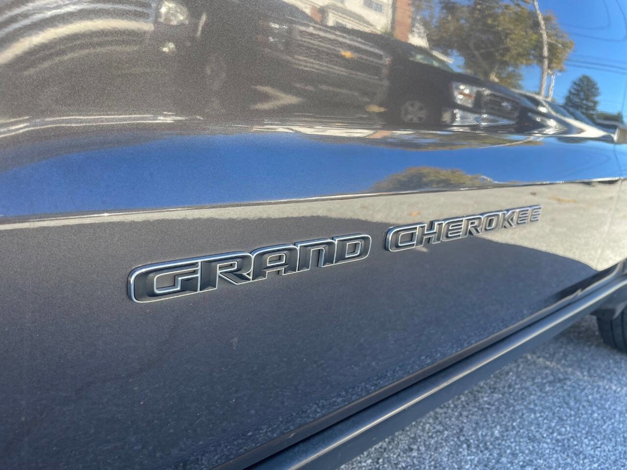 Used 2019 Jeep Grand Cherokee Laredo image 41