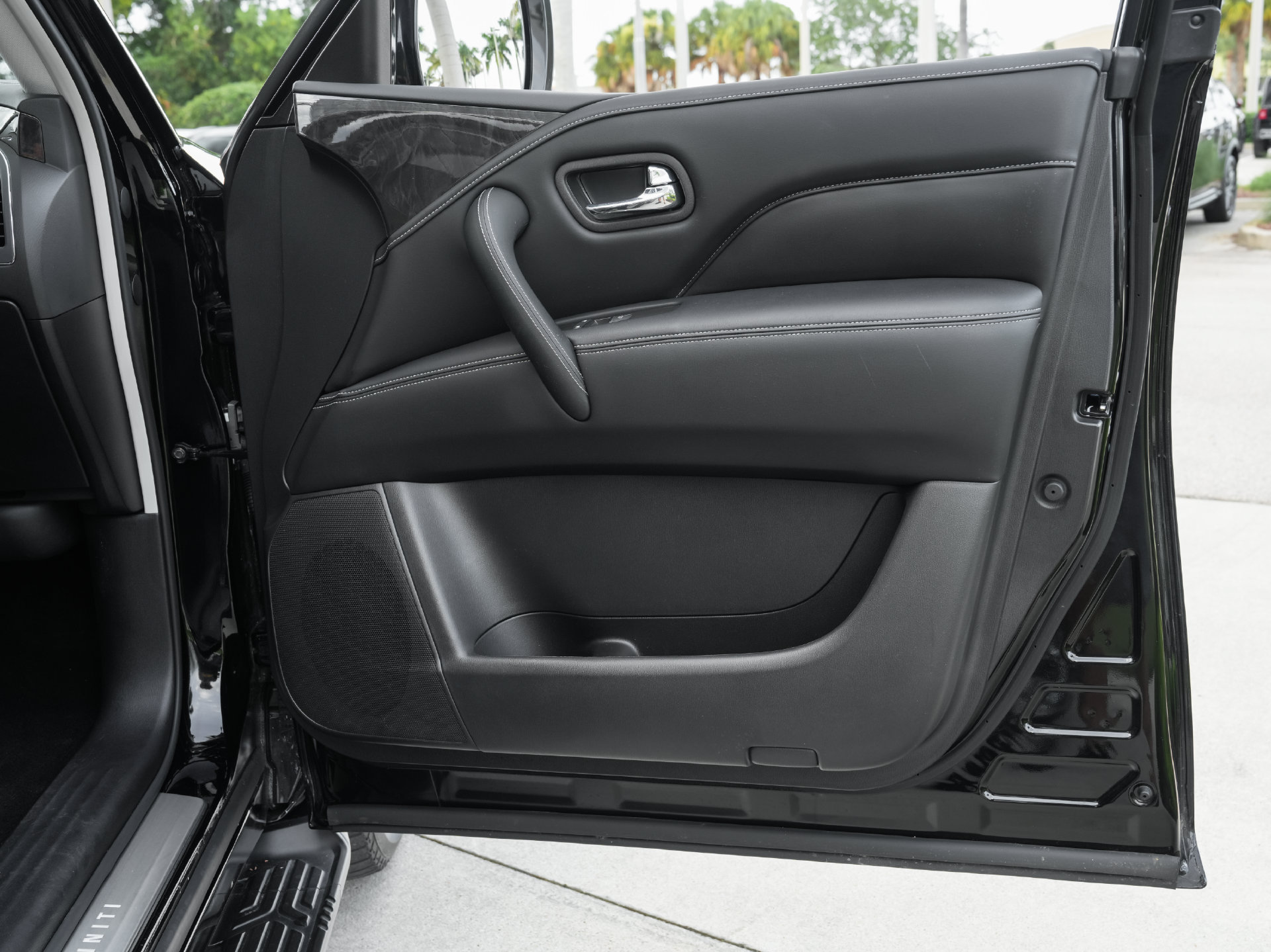 Used 2023 INFINITI QX80 Luxe w/ Cargo Package RWD image 39