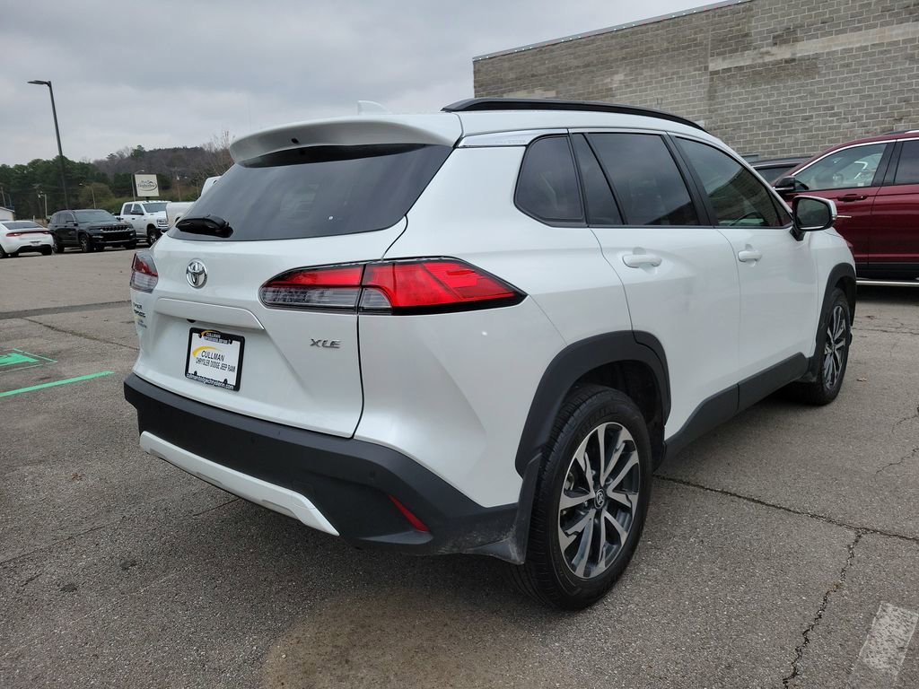 Used 2024 Toyota Corolla Cross XLE image 3