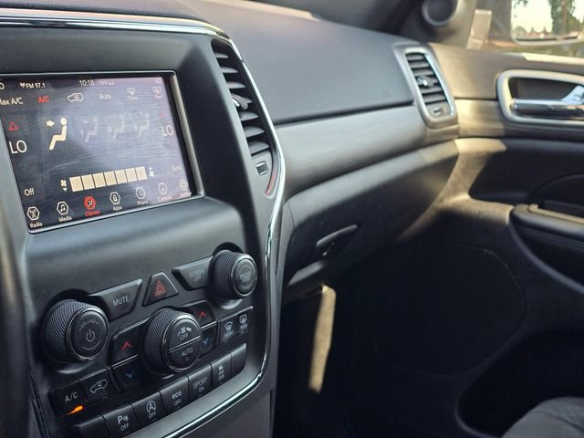 Used 2020 Jeep Grand Cherokee Laredo RWD image 24
