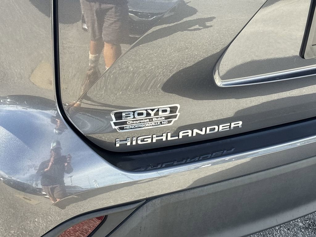 Used 2023 Toyota Highlander LE image 32