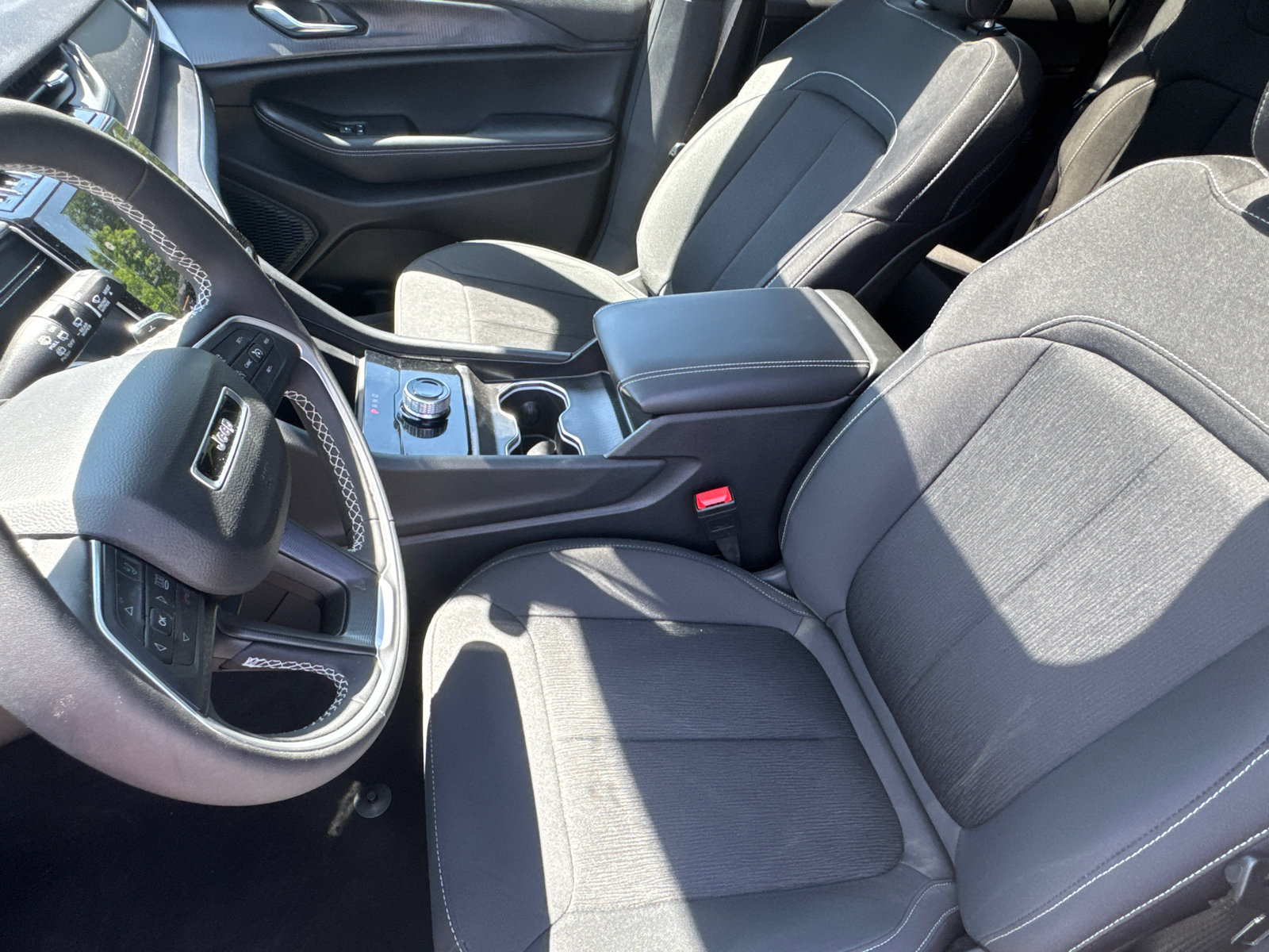 Used 2025 Jeep Grand Cherokee Laredo X RWD image 9