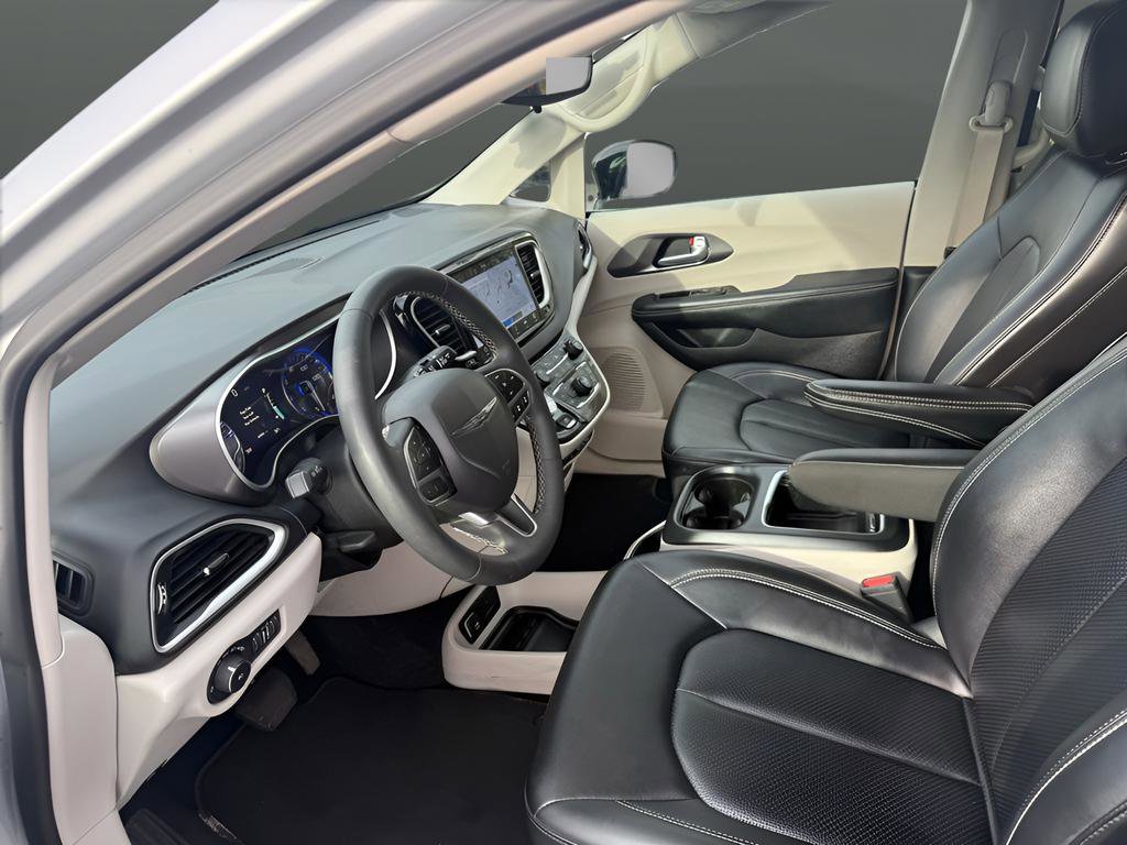 Used 2024 Chrysler Pacifica Touring-L image 10