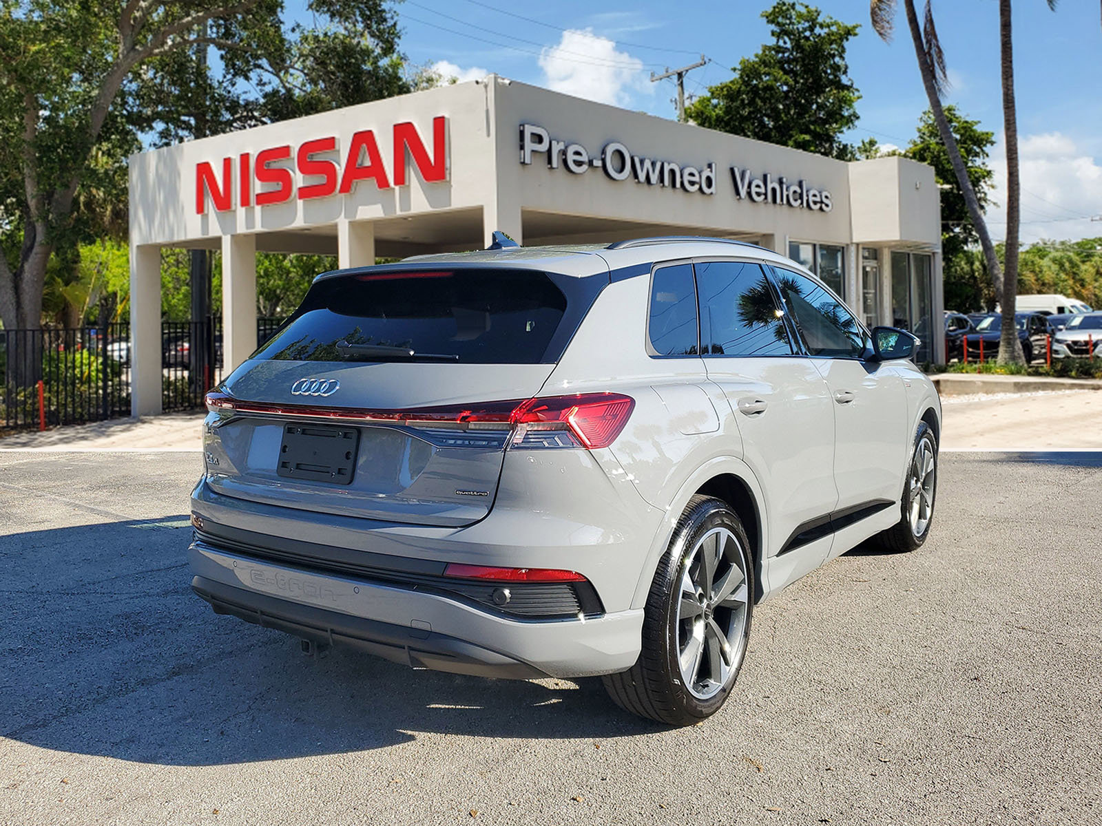 Used 2025 Audi Q4 e-tron Premium w/ Convenience Package image 4