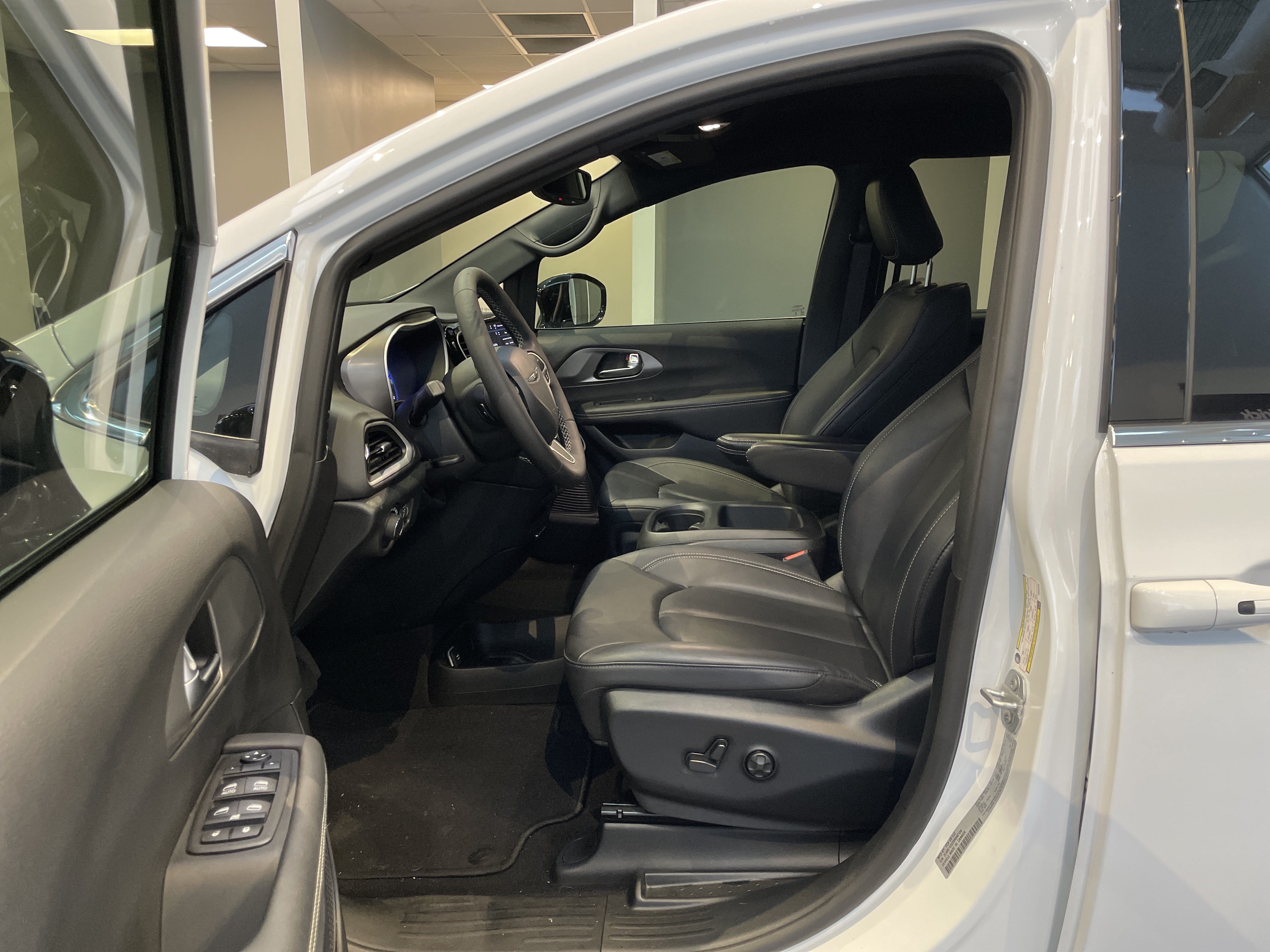 Used 2025 Chrysler Voyager LX FWD image 17