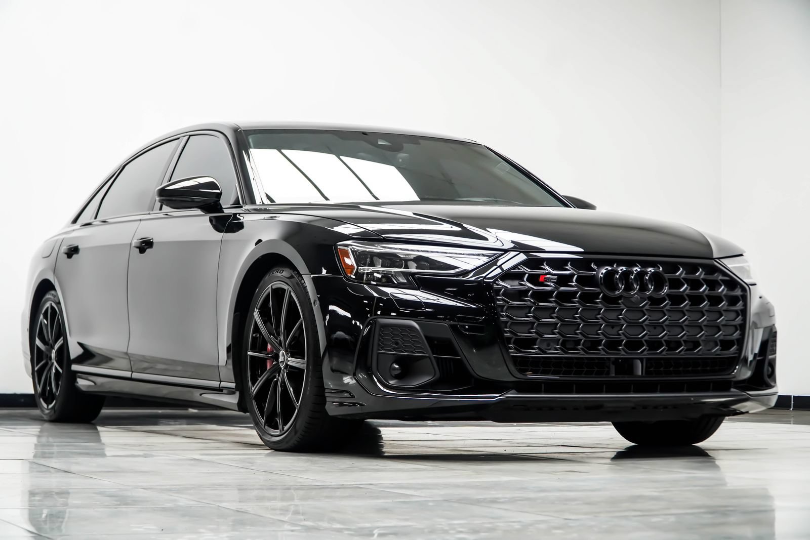 Used 2024 Audi S8 w/ S8 Comfort Plus Package AWD/4WD image 5