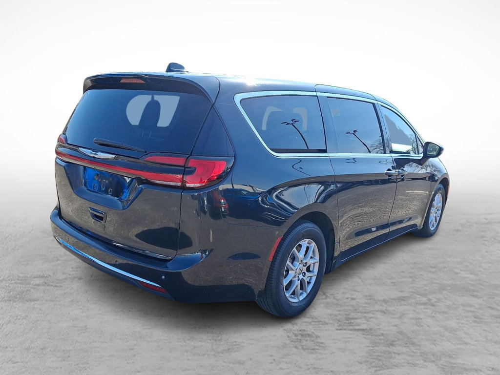Used 2023 Chrysler Pacifica Touring-L image 5