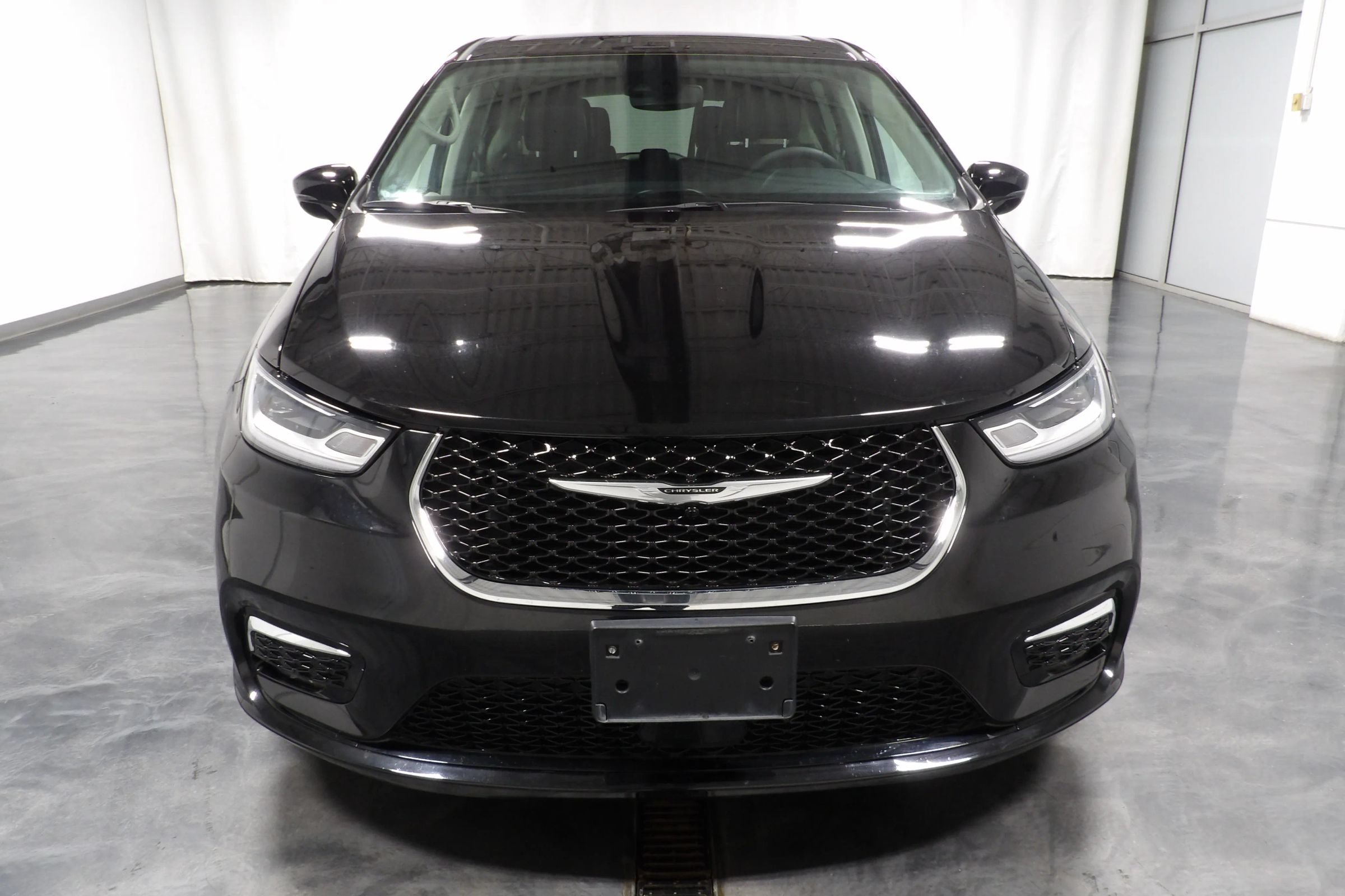 Used 2024 Chrysler Pacifica Limited FWD image 5