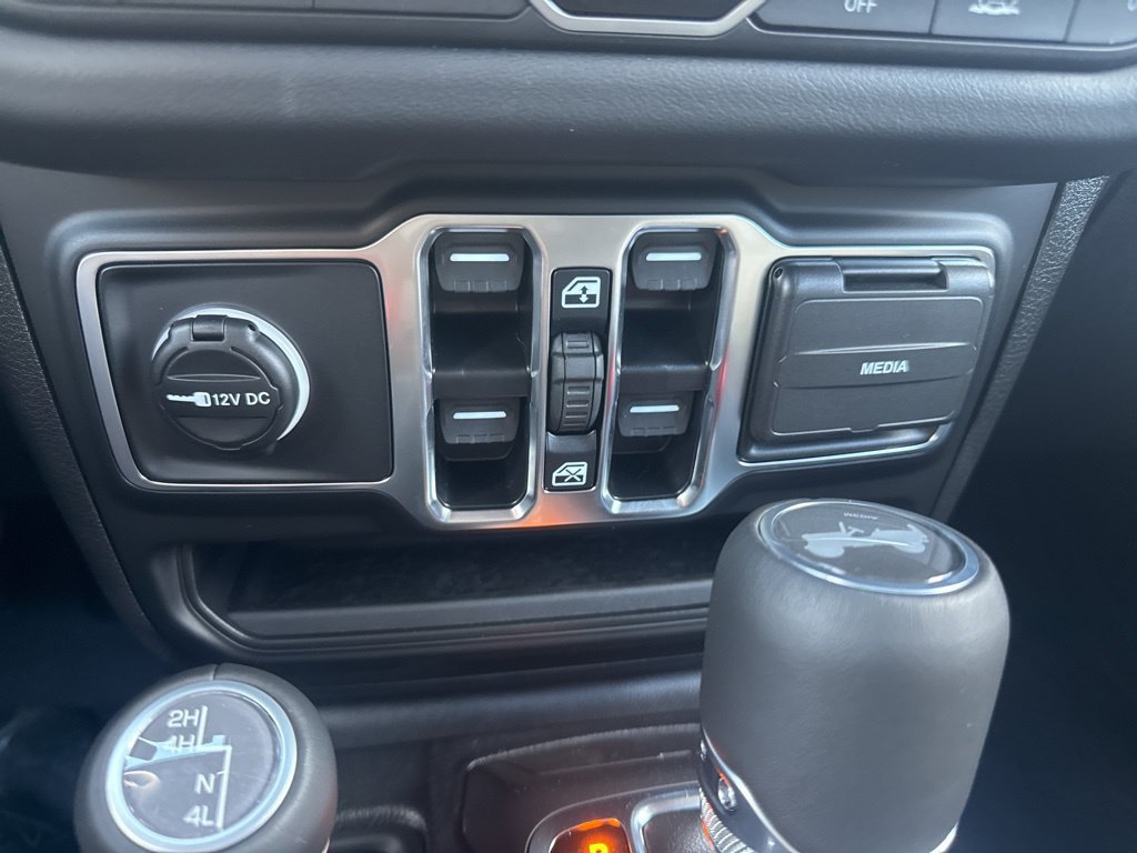 Used 2025 Jeep Wrangler Unlimited Sahara AWD/4WD image 23