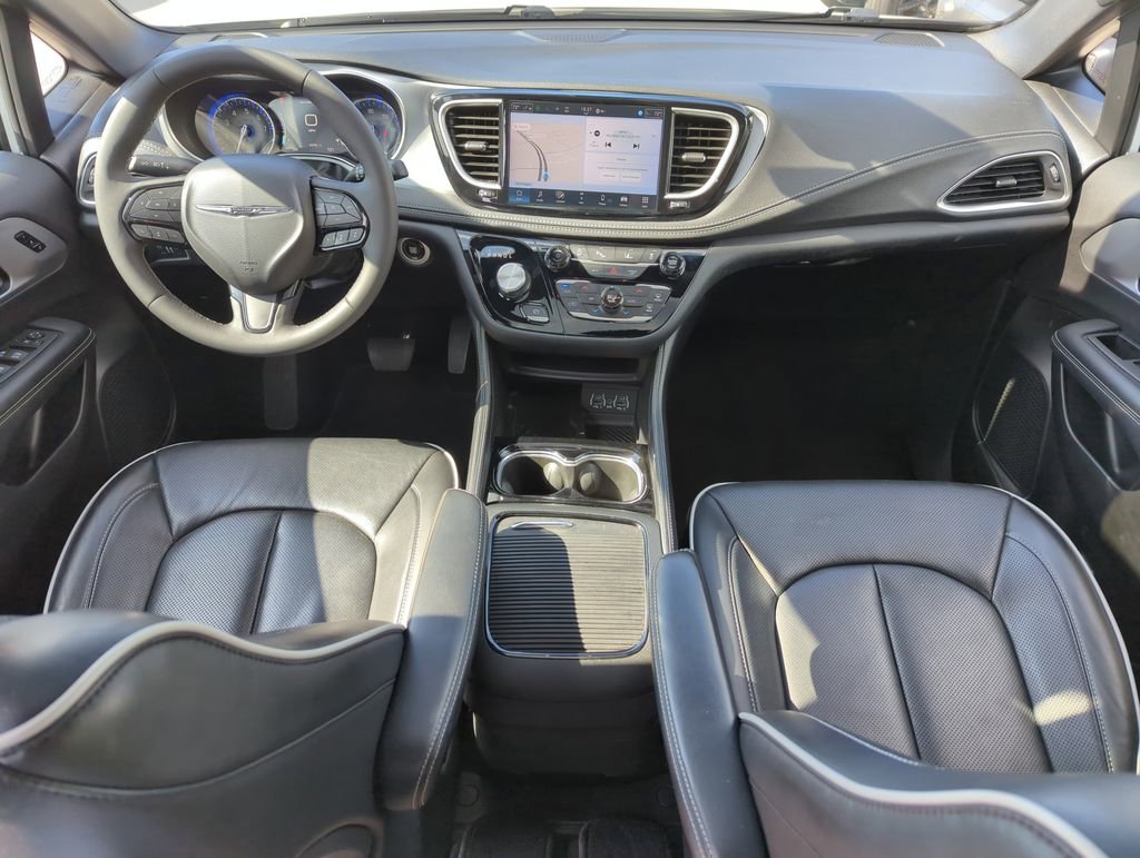 Used 2025 Chrysler Pacifica Limited image 13
