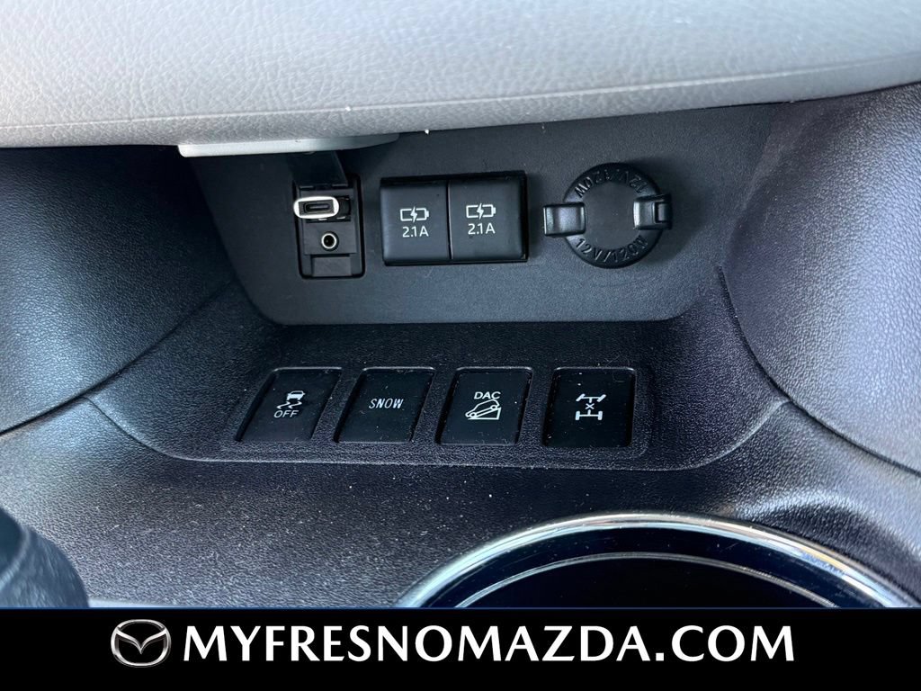 Used 2018 Toyota Highlander Plus w/ Preferred Accessory Package AWD/4WD image 28
