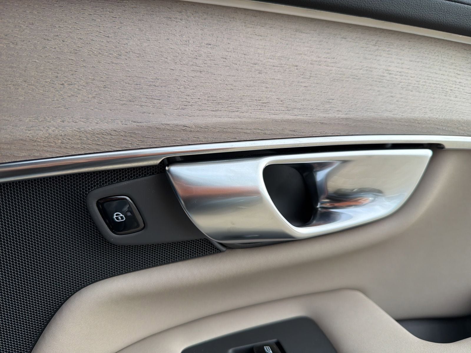 New 2026 Volvo XC90 B6 Core w/ Protection Package Premier image 98