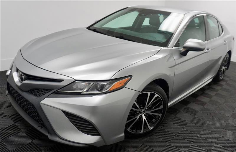 Used 2018 Toyota Camry SE image 2