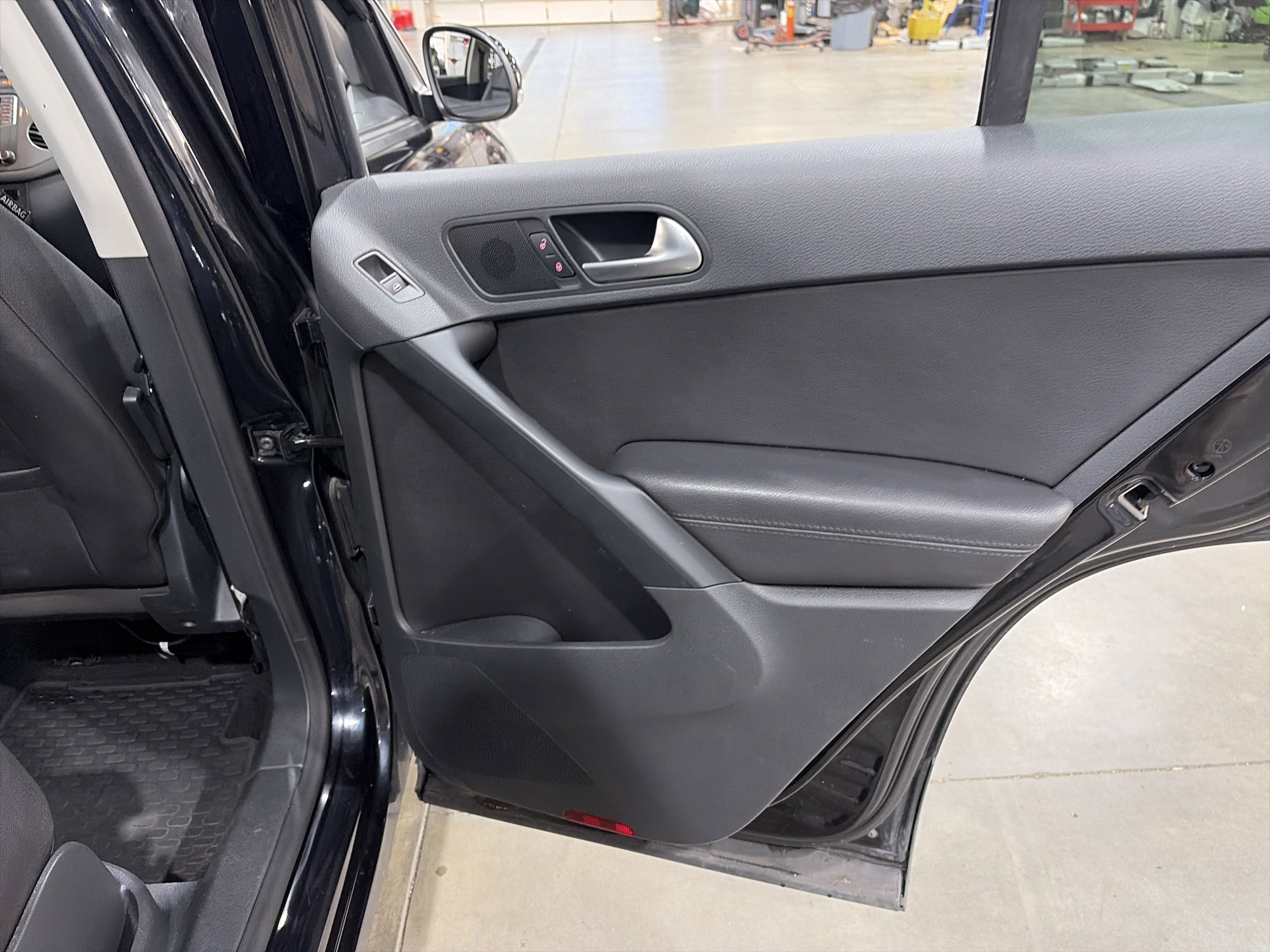 Used 2017 Volkswagen Tiguan S image 27