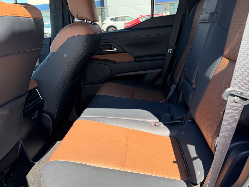 Used 2024 Lexus GX 550 w/ Cold Area Package AWD/4WD image 12