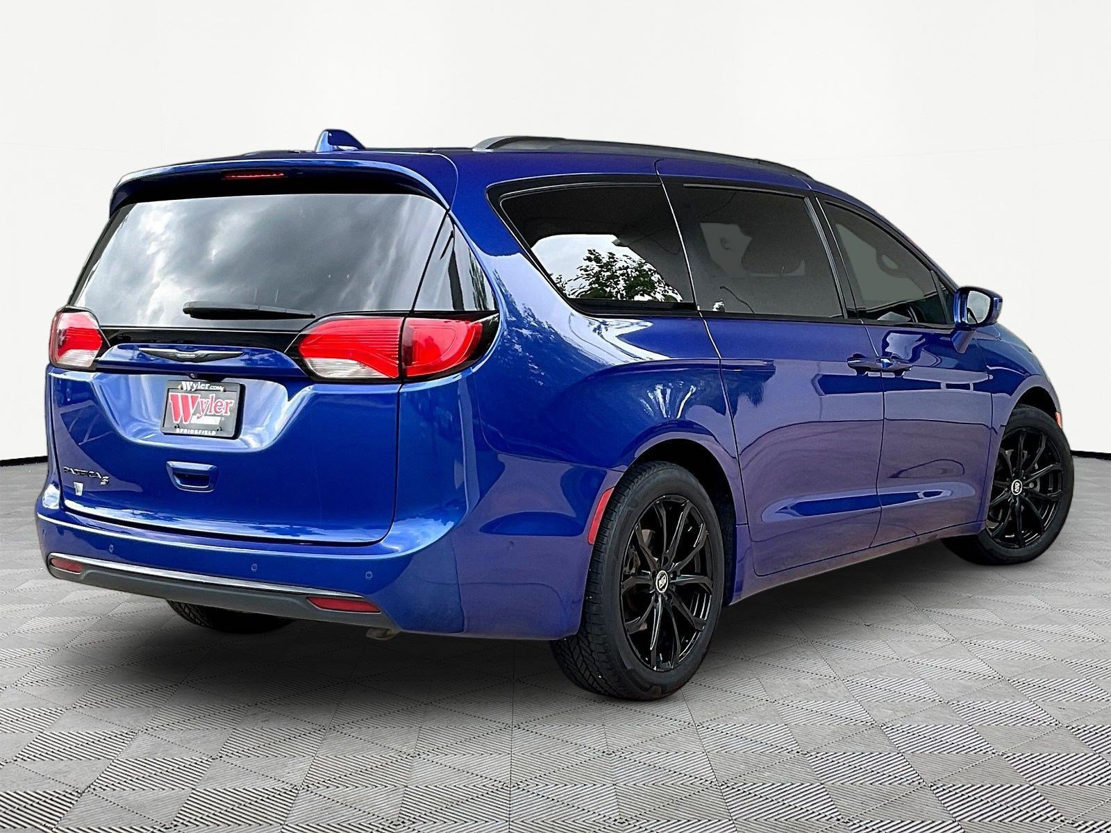 Used 2019 Chrysler Pacifica Touring-L w/ Advanced Safetytec Group FWD image 6