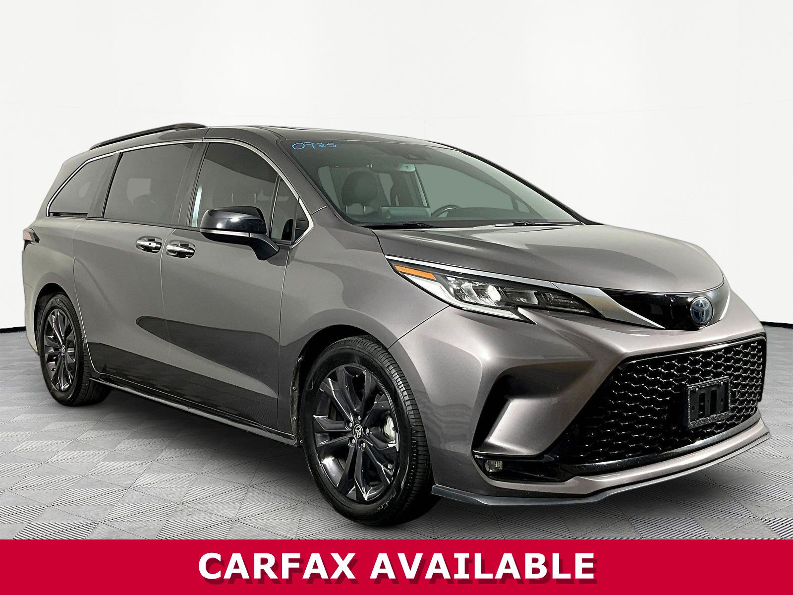 Used 2021 Toyota Sienna XSE FWD image 3