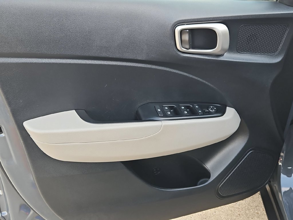 Used 2025 Hyundai Venue SEL FWD image 11