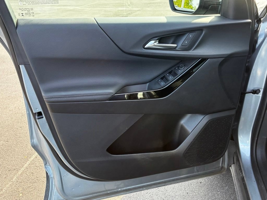Used 2025 Chevrolet Equinox LT w/ Safety and Technology Package AWD/4WD image 4