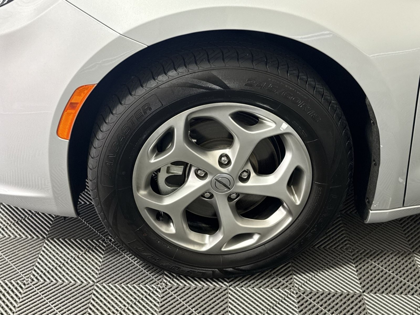 Used 2024 Chrysler Pacifica Limited FWD image 12