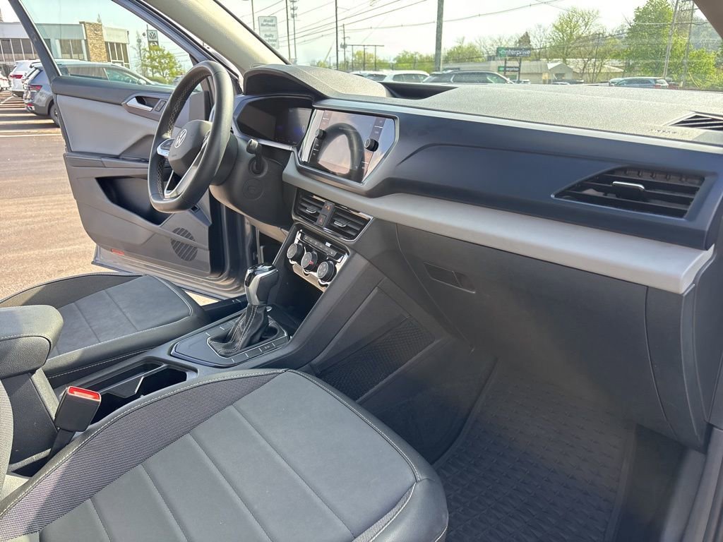 Used 2023 Volkswagen Taos SE w/ Panoramic Sunroof Package FWD image 31