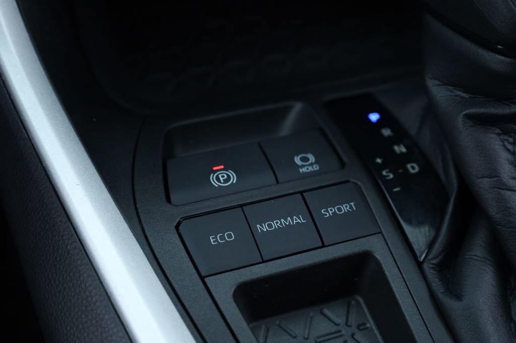 Used 2021 Toyota RAV4 LE image 10