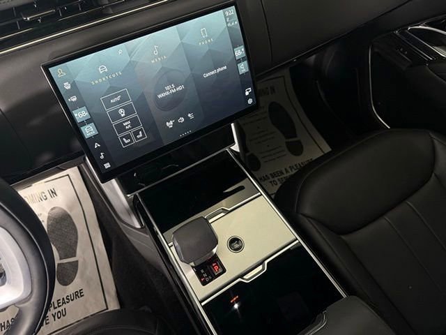 Certified 2025 Land Rover Range Rover SE image 36