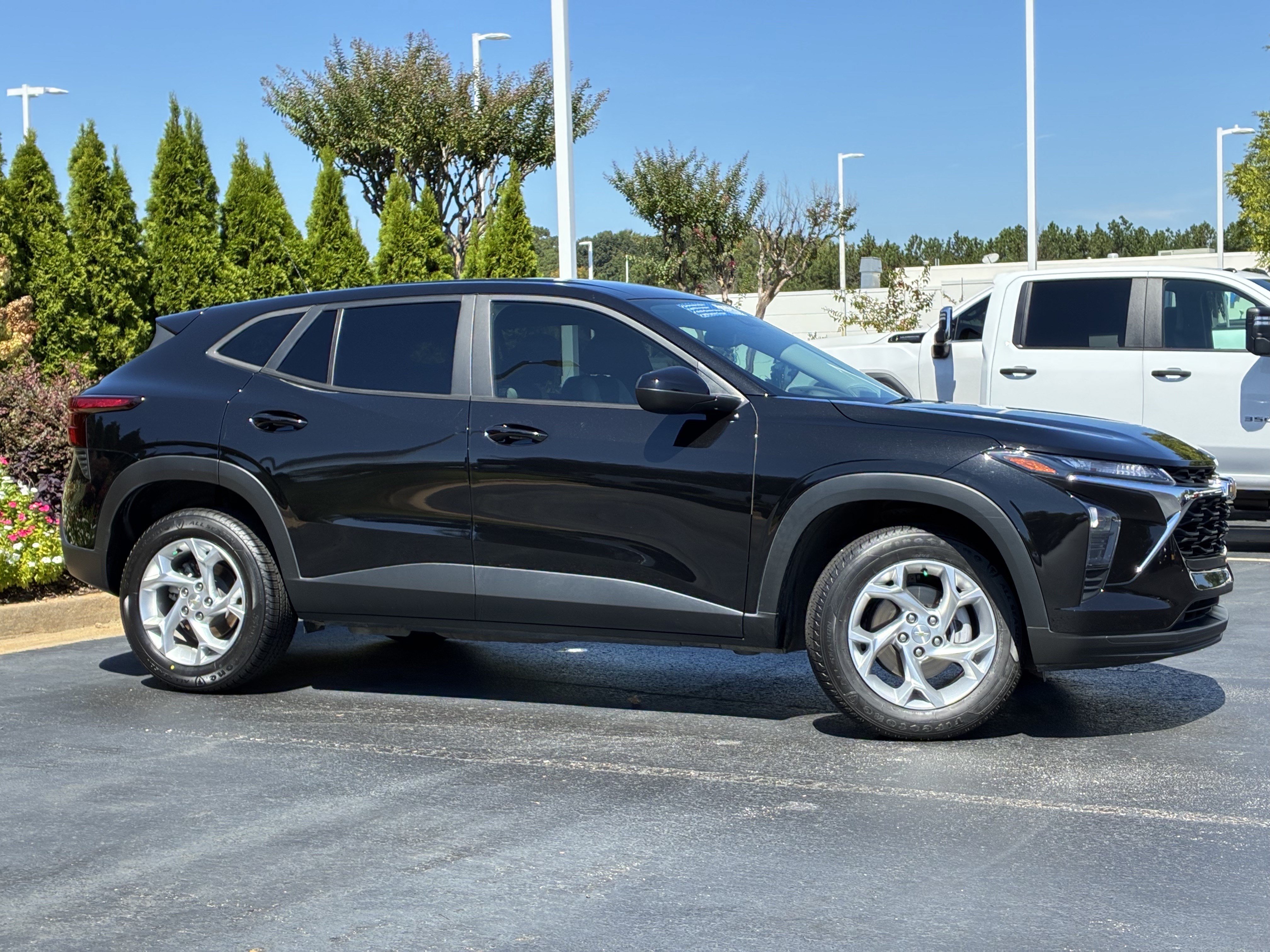 Used 2025 Chevrolet Trax LS w/ LS Convenience Package FWD image 3