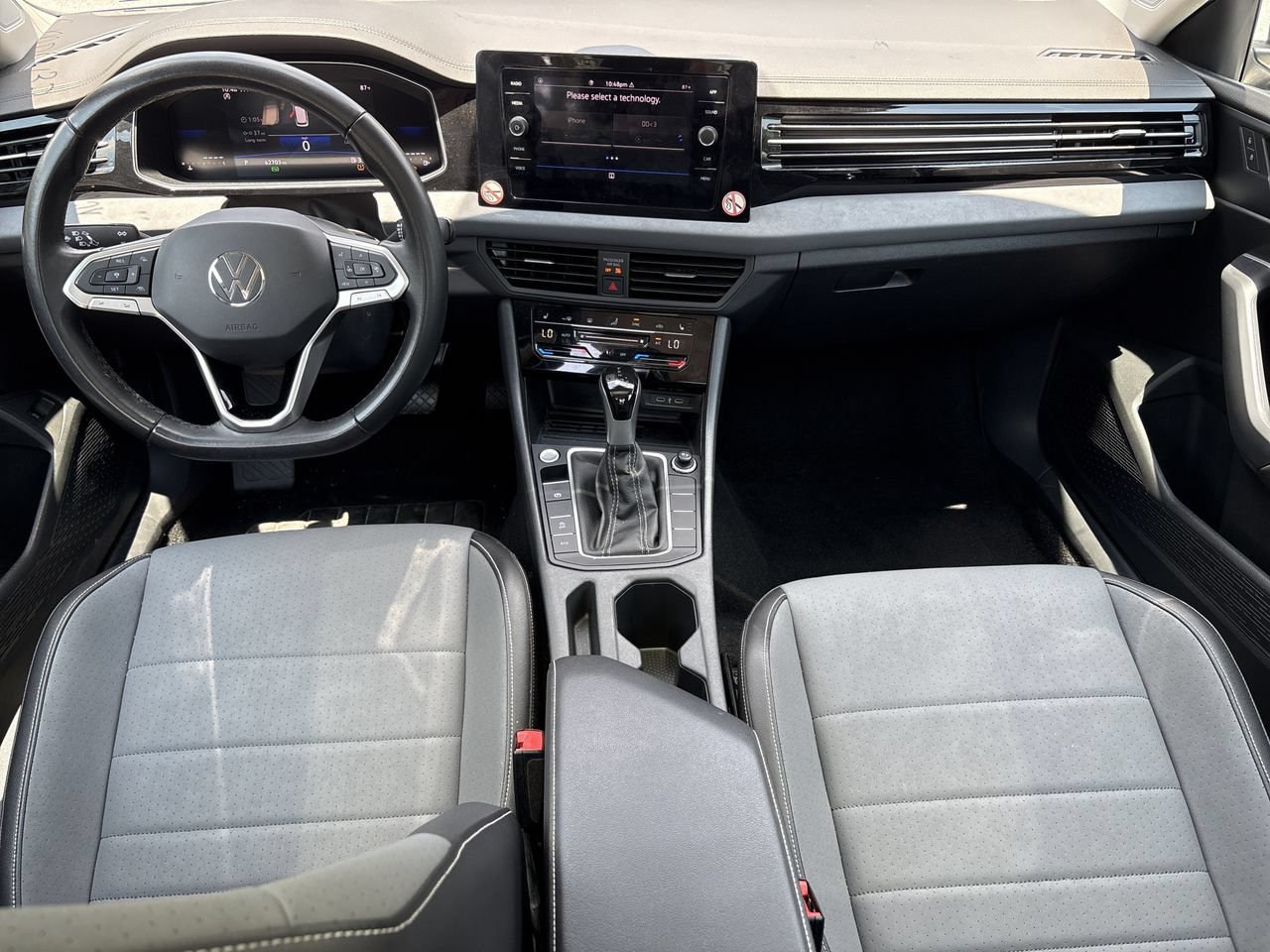 Used 2025 Volkswagen Jetta SE FWD image 2