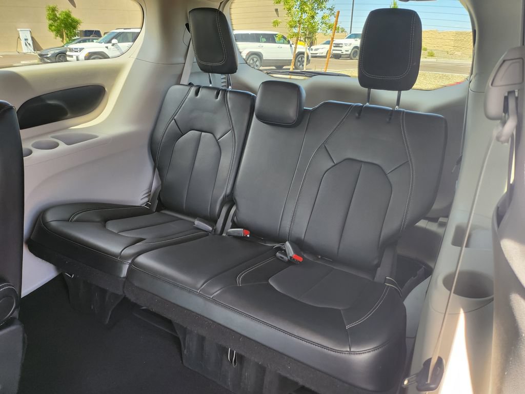 Used 2024 Chrysler Pacifica Touring-L FWD image 16