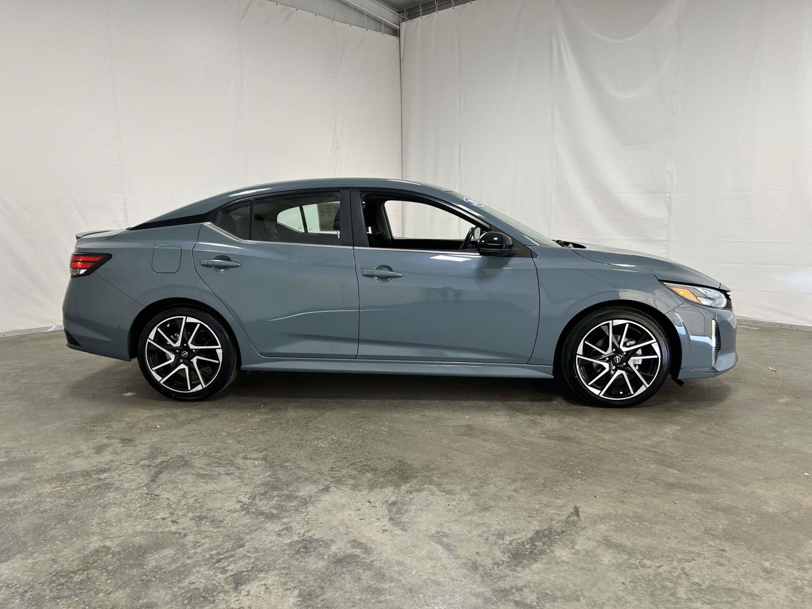 Used 2024 Nissan Sentra SR FWD image 2