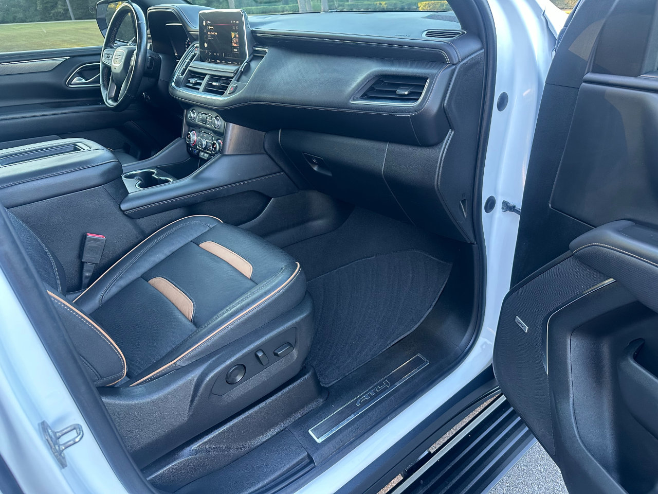 Used 2022 GMC Yukon XL AT4 image 34