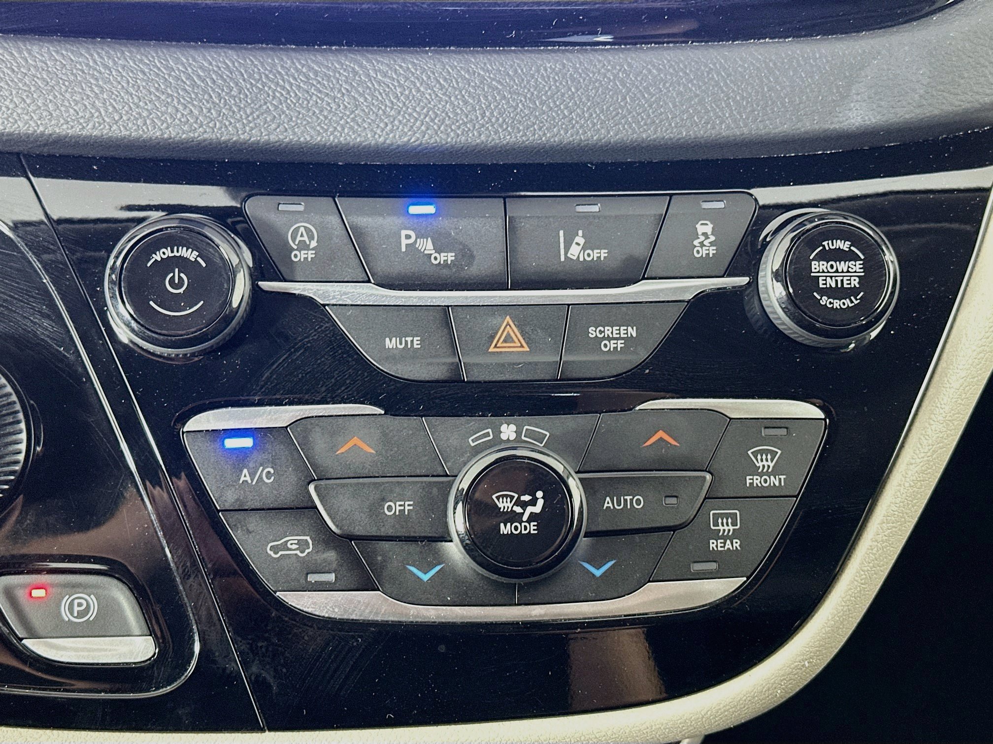 Used 2024 Chrysler Pacifica Touring-L FWD image 24