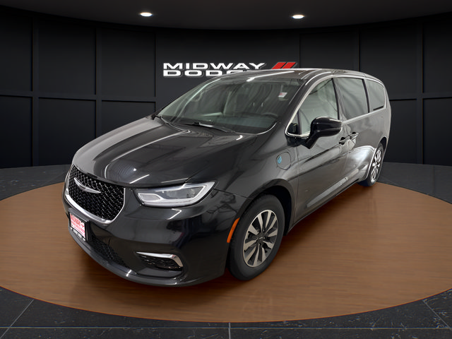 Used 2024 Chrysler Pacifica Limited FWD image 2
