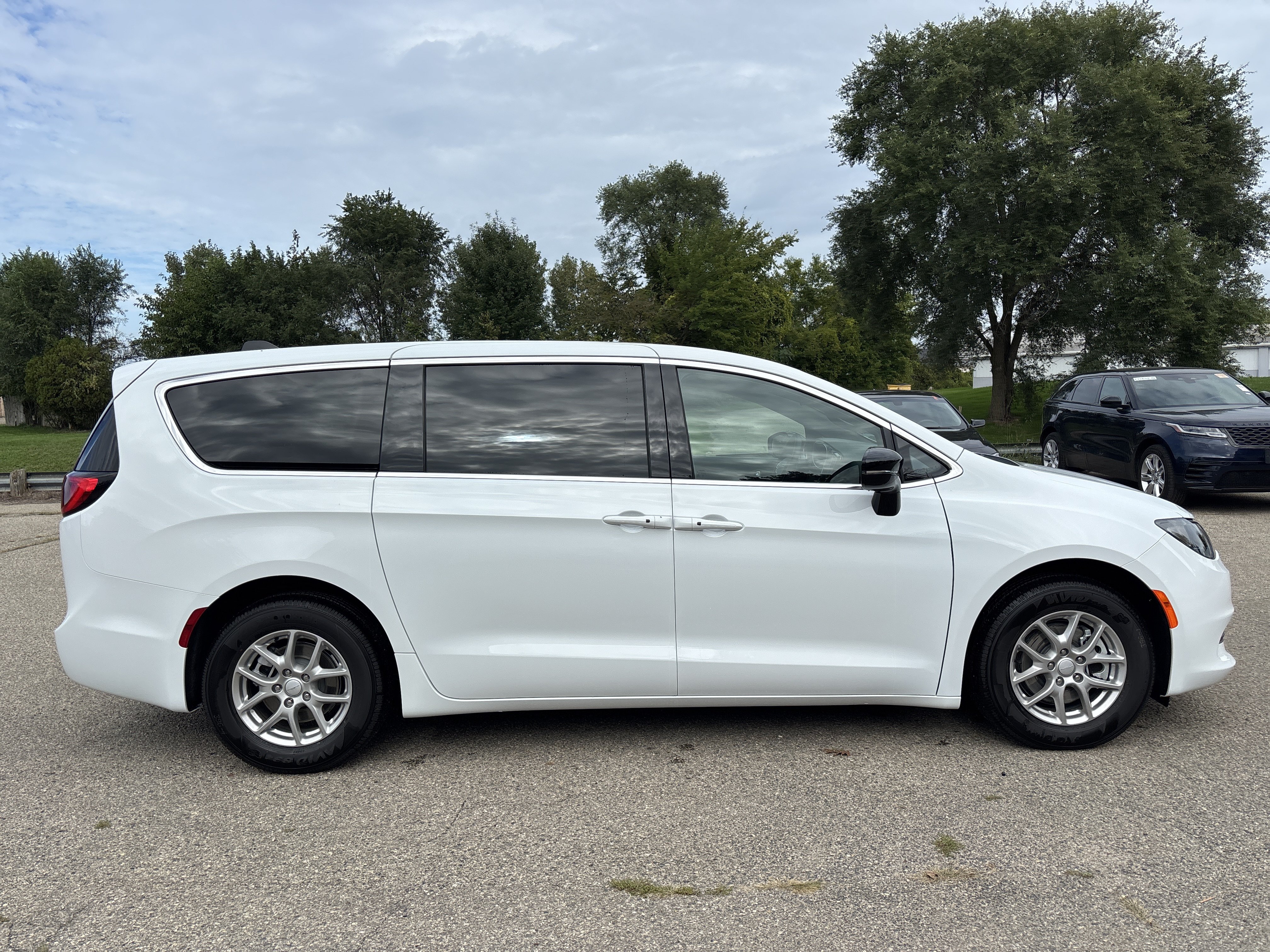 New 2027 Chrysler Pacifica LX FWD image 2