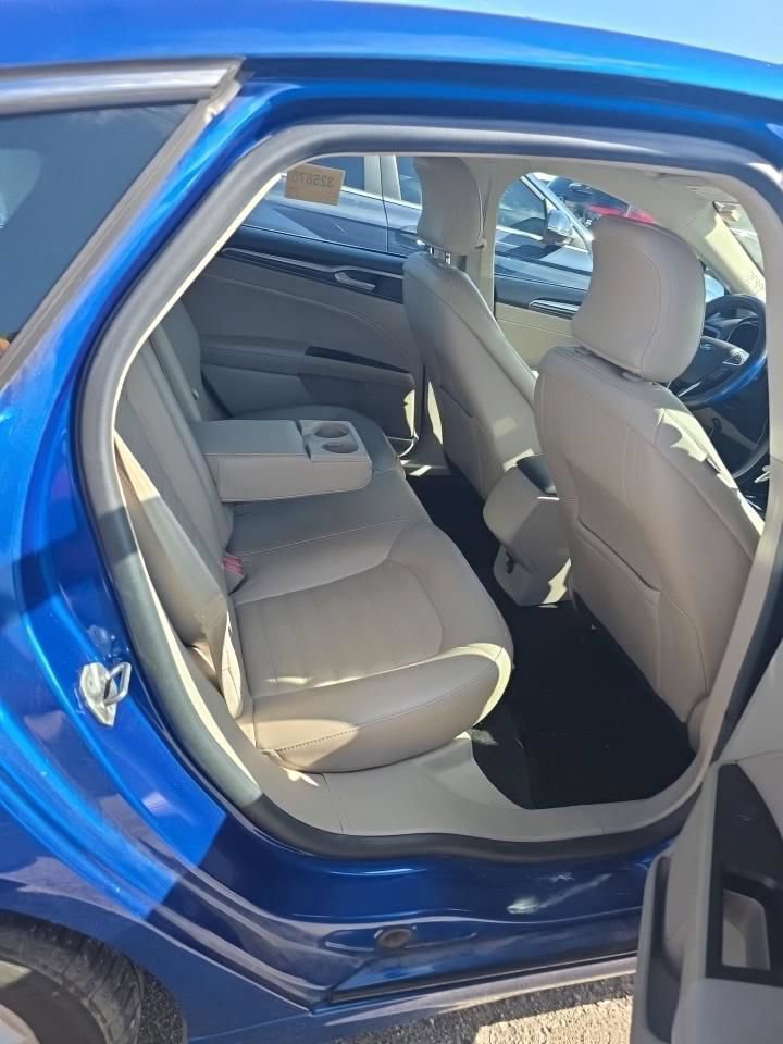 Used 2018 Ford Fusion SE FWD image 12
