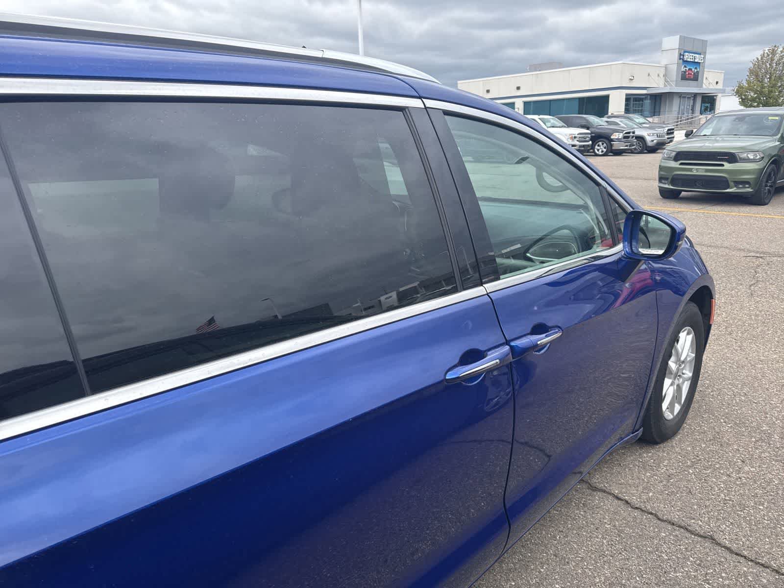 Used 2021 Chrysler Pacifica Touring-L w/ Uconnect Theater Family Group FWD image 24