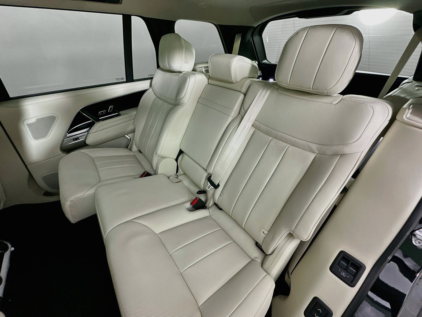 New 2027 Land Rover Range Rover Long Wheelbase SE AWD/4WD image 37