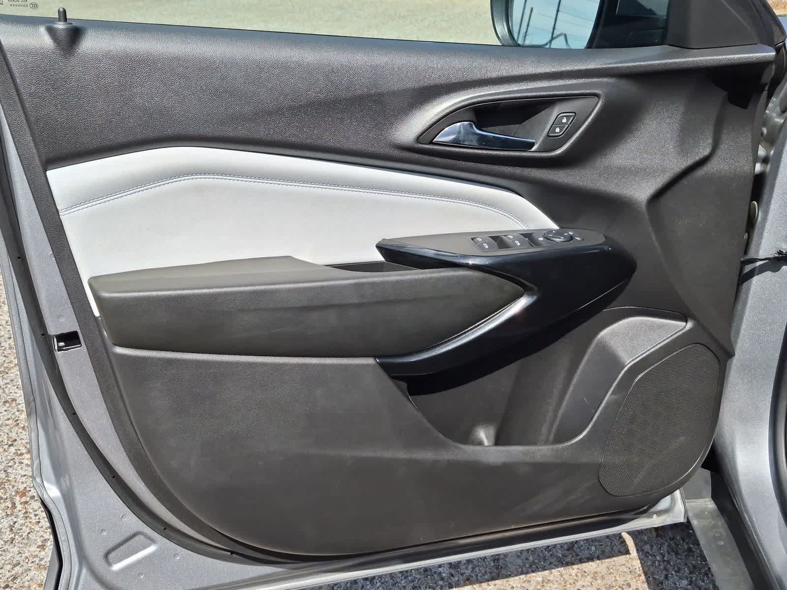 Used 2025 Chevrolet Trax LT w/ LT Convenience Package FWD image 21